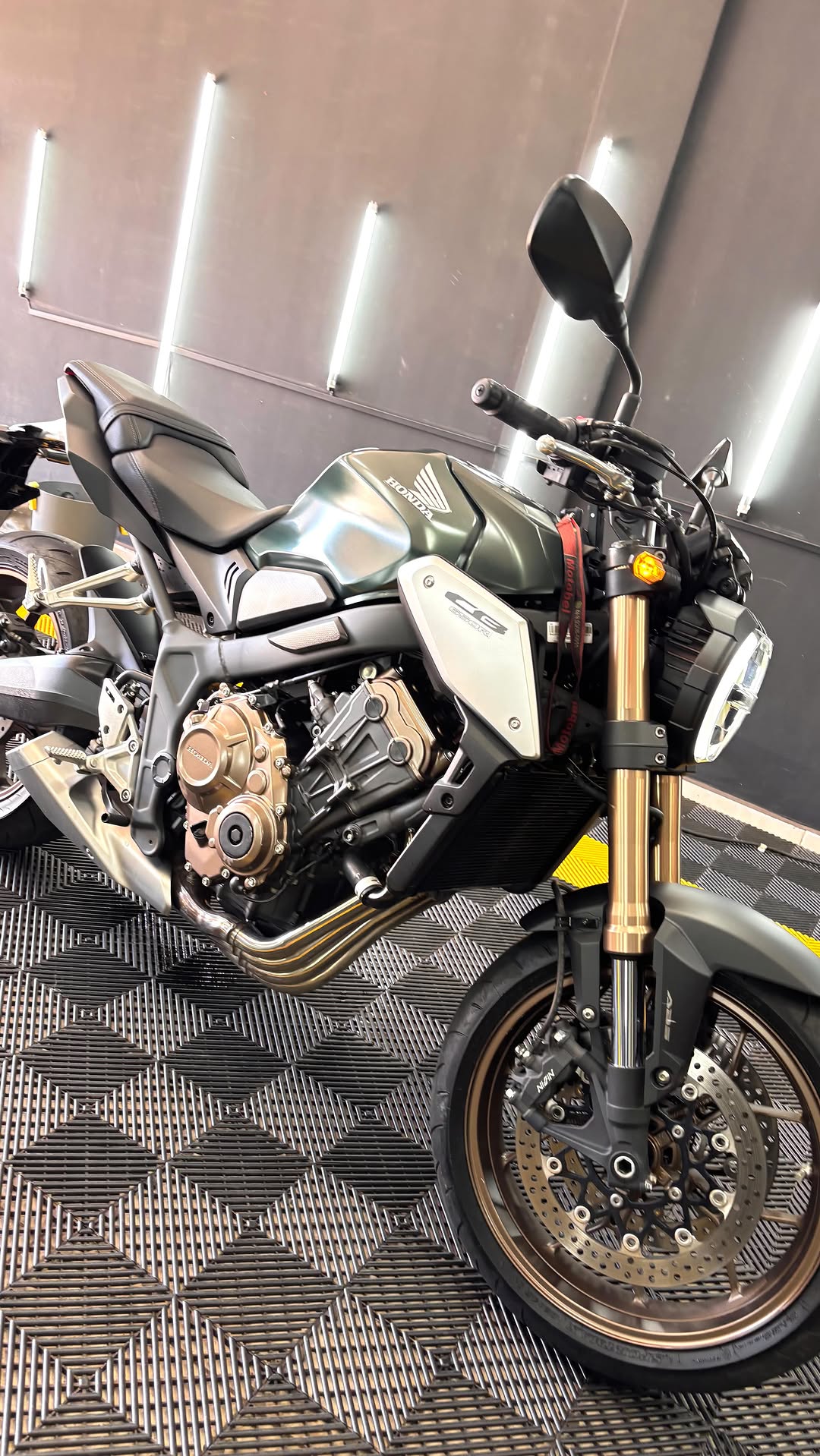 Moto Honda CB 650R detalhada