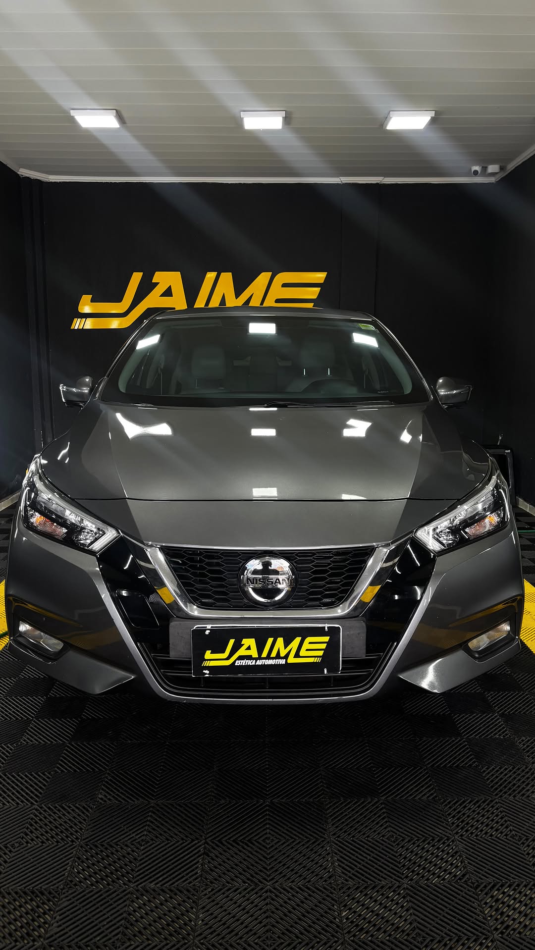Nissan Versa cinza detalhado na Jaime Estetica