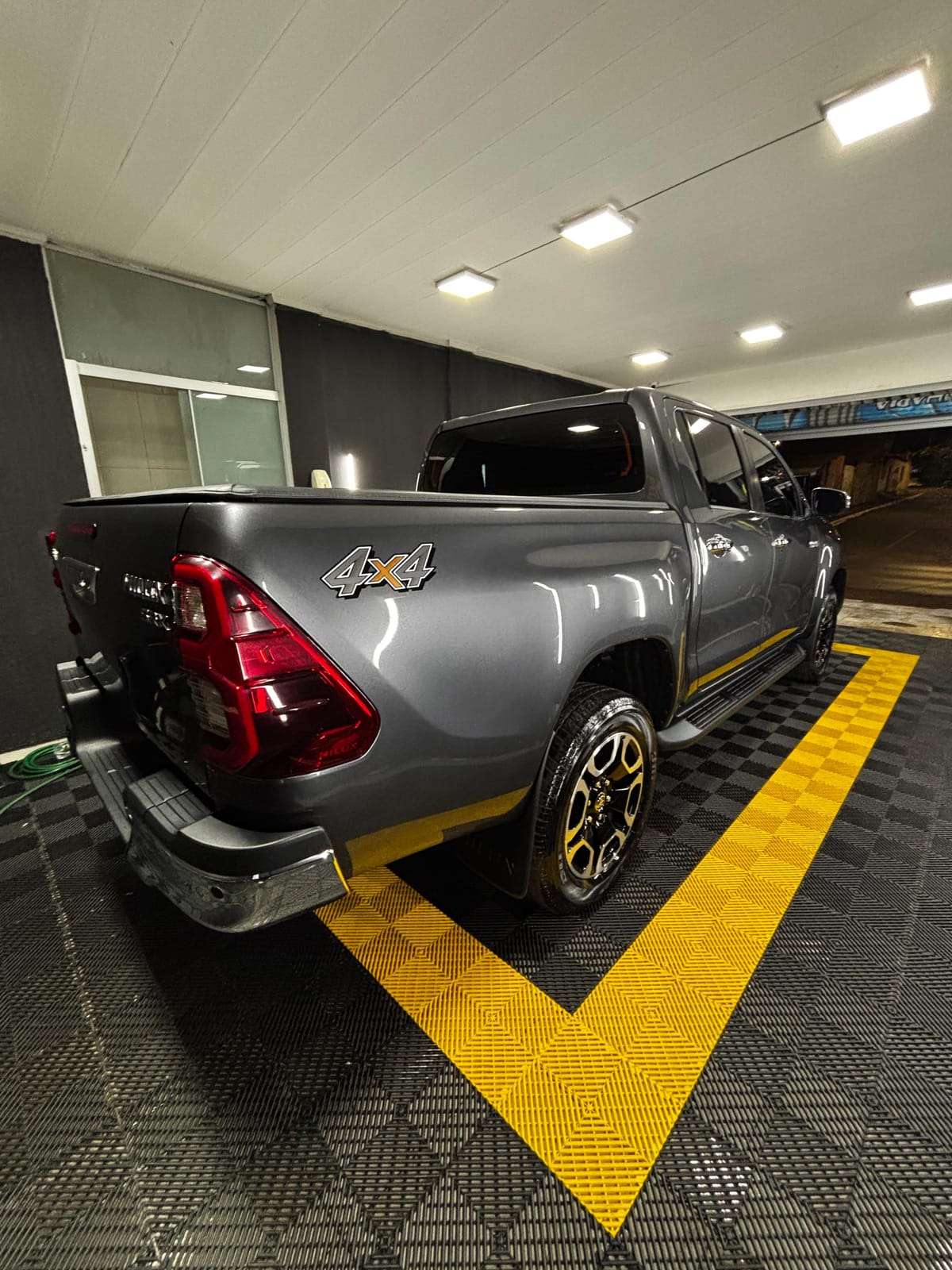 Toyota Hilux 4x4 cinza detalhada