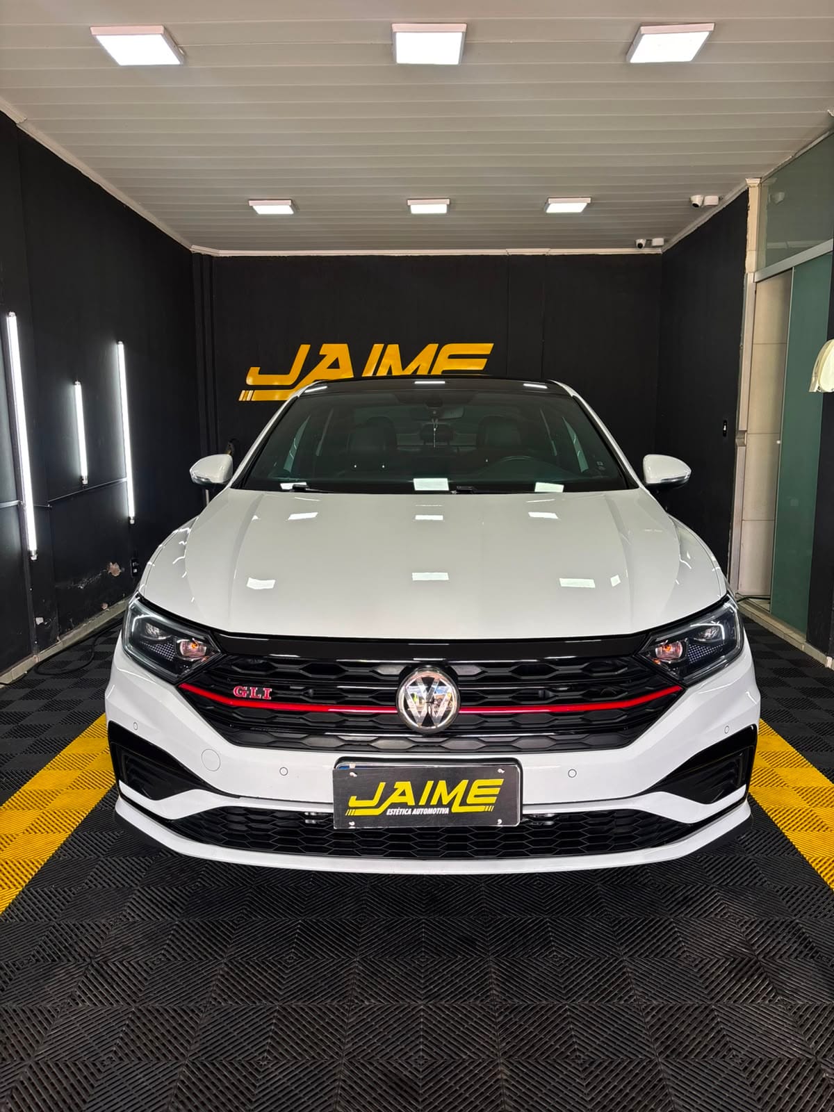 VW Jetta GLI branco detalhado