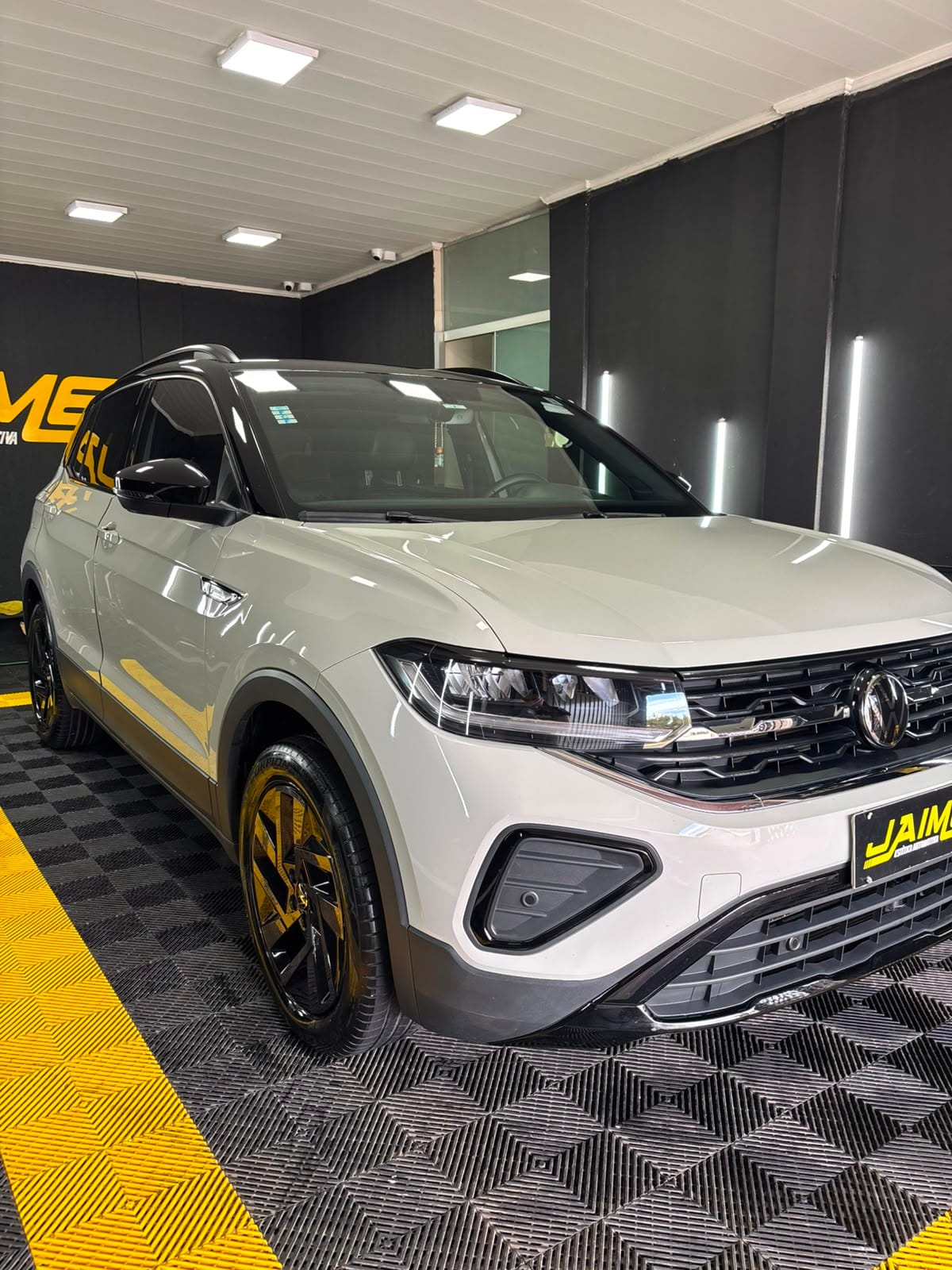 VW T-Cross branco polido